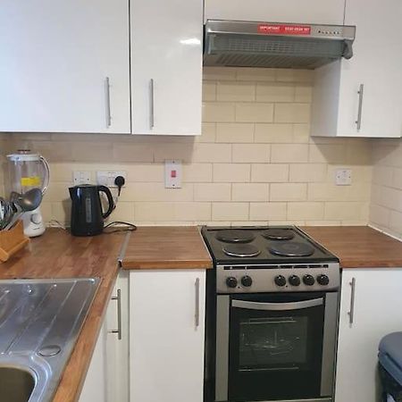 Lovely 2-Bedroom Condo With Indoor Fire Place Londres Exterior foto