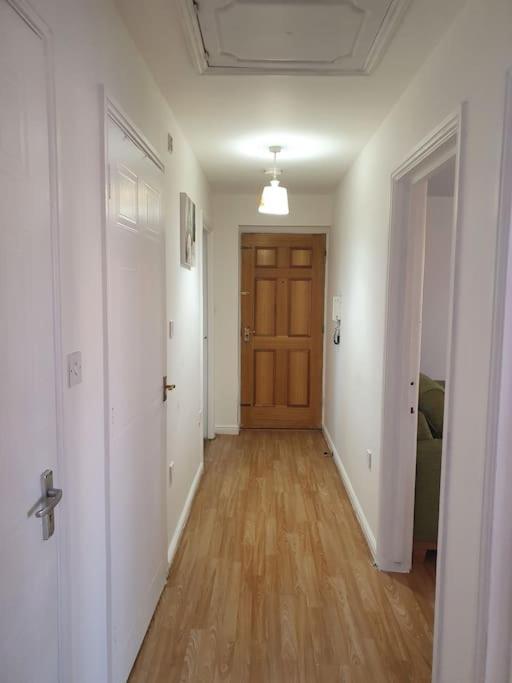 Lovely 2-Bedroom Condo With Indoor Fire Place Londres Exterior foto