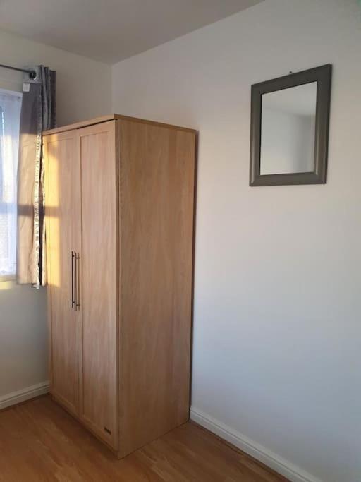 Lovely 2-Bedroom Condo With Indoor Fire Place Londres Exterior foto