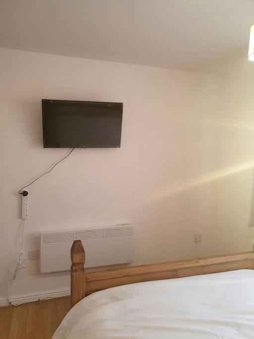 Lovely 2-Bedroom Condo With Indoor Fire Place Londres Exterior foto