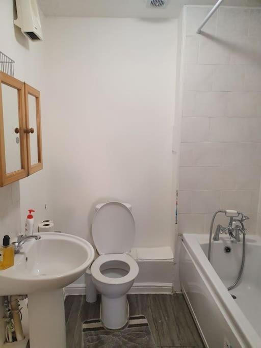 Lovely 2-Bedroom Condo With Indoor Fire Place Londres Exterior foto