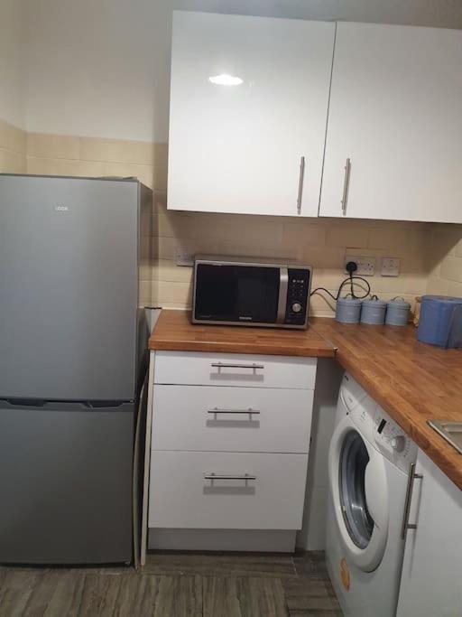 Lovely 2-Bedroom Condo With Indoor Fire Place Londres Exterior foto
