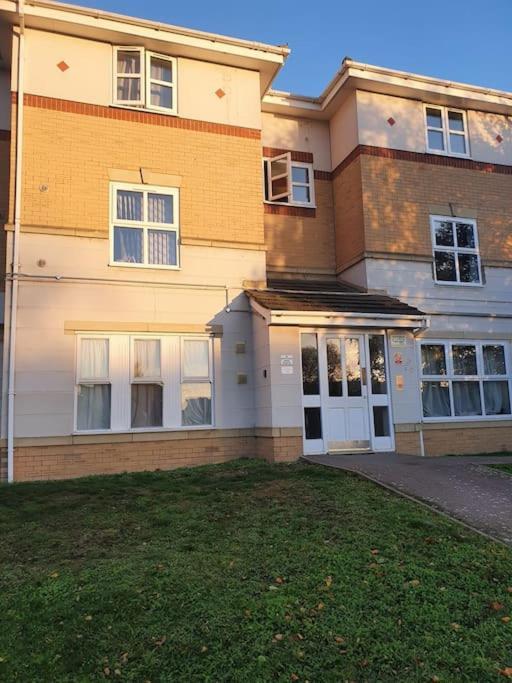 Lovely 2-Bedroom Condo With Indoor Fire Place Londres Exterior foto