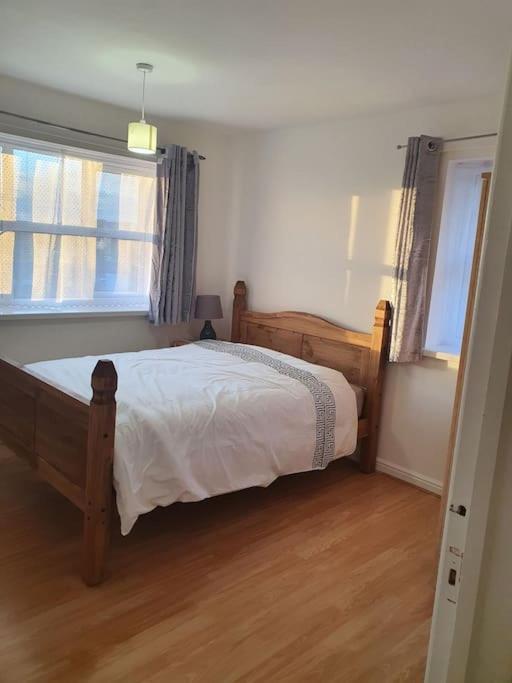 Lovely 2-Bedroom Condo With Indoor Fire Place Londres Exterior foto