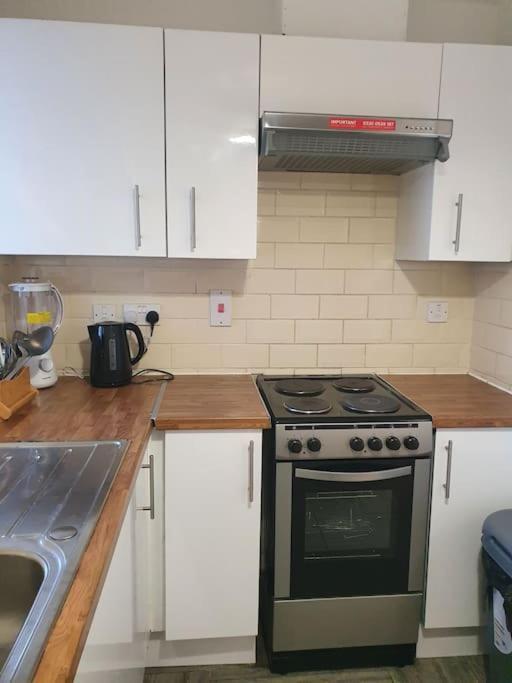 Lovely 2-Bedroom Condo With Indoor Fire Place Londres Exterior foto