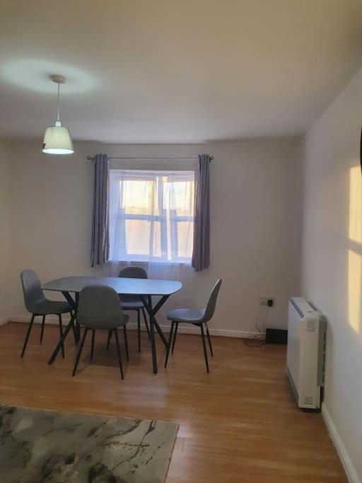 Lovely 2-Bedroom Condo With Indoor Fire Place Londres Exterior foto